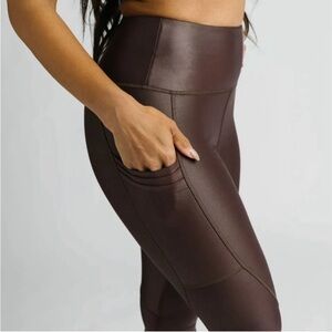 Zyia Espresso Metallic Light n Tight Tri-Pocket Hi-rise
7/8 24" Leggings Size 4